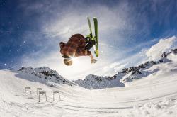 开云体育-枪手新纪元，阿森纳客场横扫威尔士，新援迪亚斯首秀光芒四射