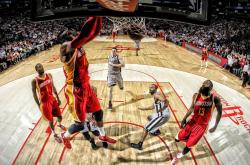 开云体育-跨界狂想，黄蜂蜇伤上海滩，字母哥方向盘上演绎希腊神话