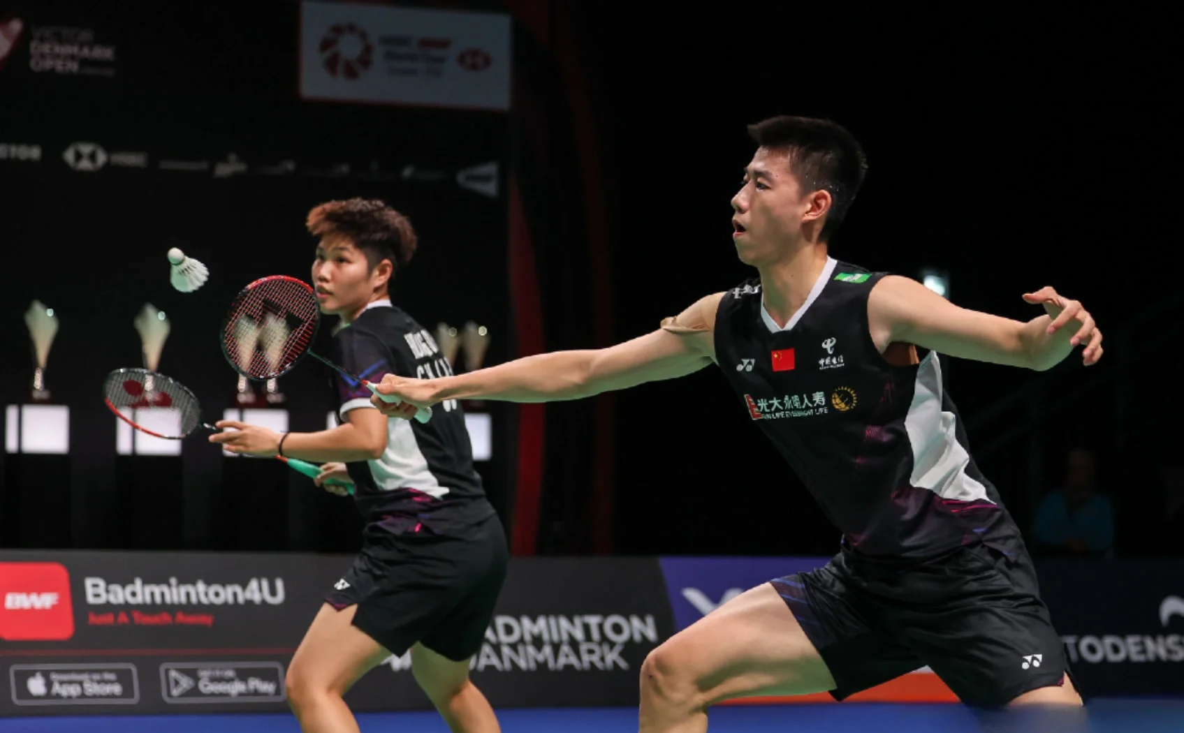 包含丹麦羽毛球队轻取中国羽毛球队，辛杜惊艳世界的词条